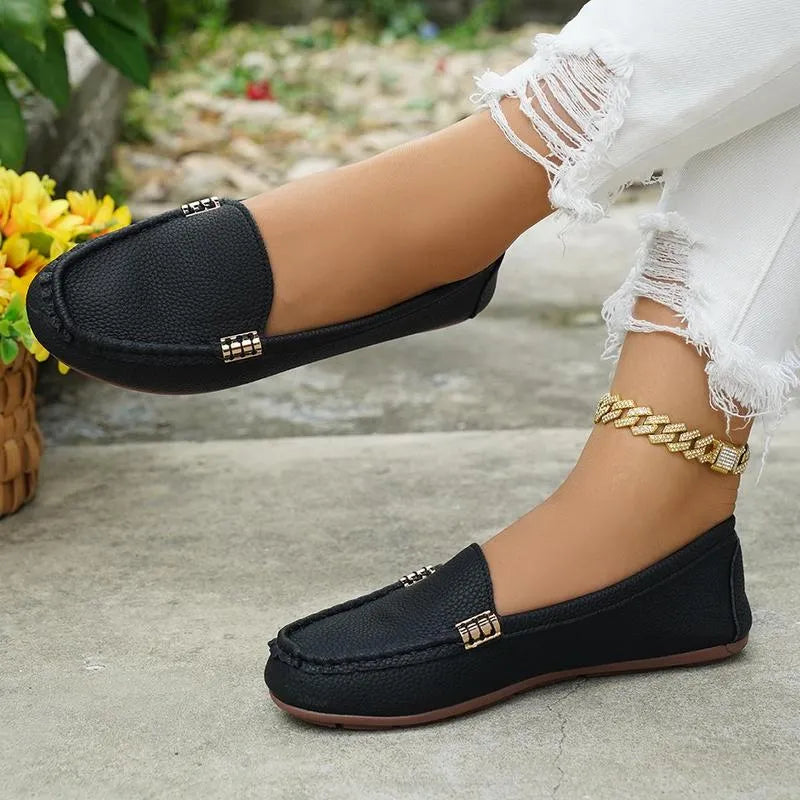 Les mocassins sont confortables pour les femmes avec une chaîne en métal