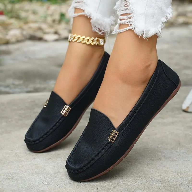 Les mocassins sont confortables pour les femmes avec une chaîne en métal