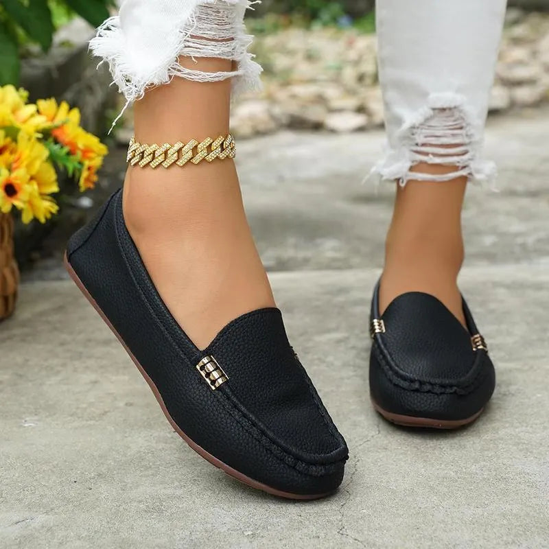 Les mocassins sont confortables pour les femmes avec une chaîne en métal