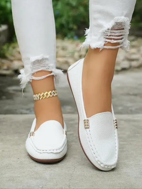Les mocassins sont confortables pour les femmes avec une chaîne en métal