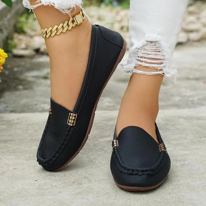 Les mocassins sont confortables pour les femmes avec une chaîne en métal