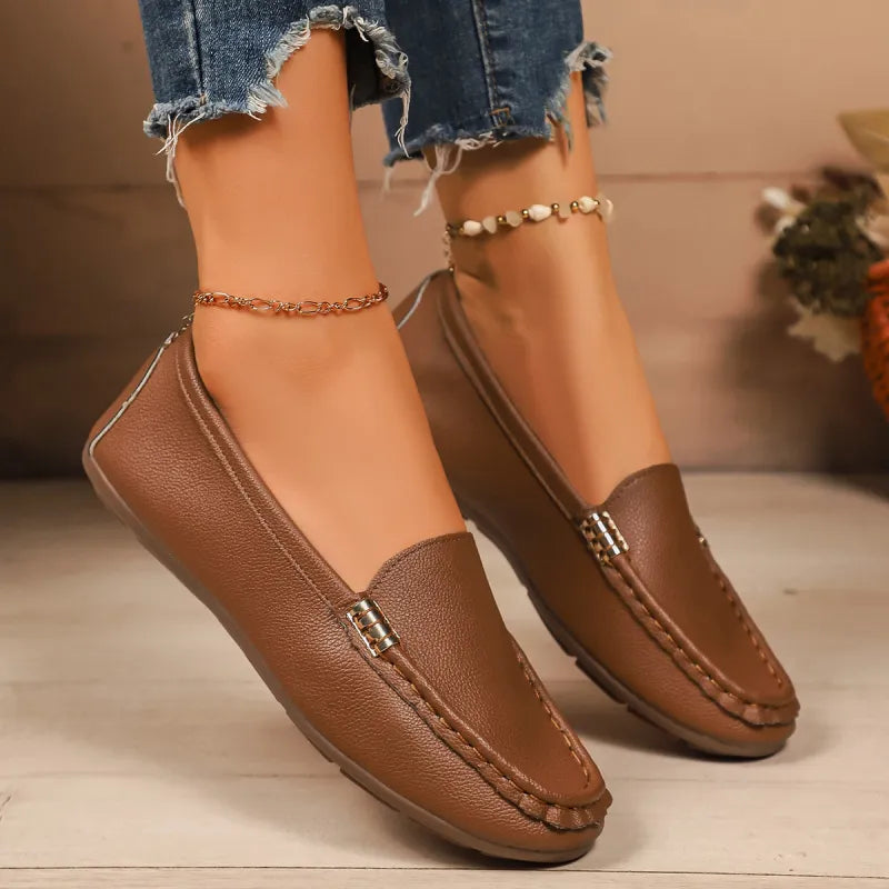 Les mocassins sont confortables pour les femmes avec une chaîne en métal