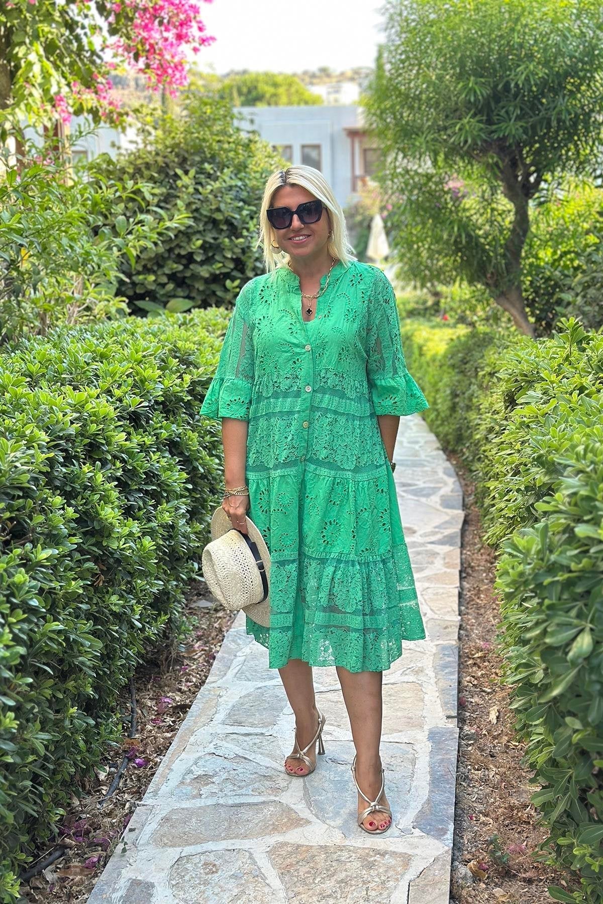 Mirelle – Robe intemporelle aux détails raffinés