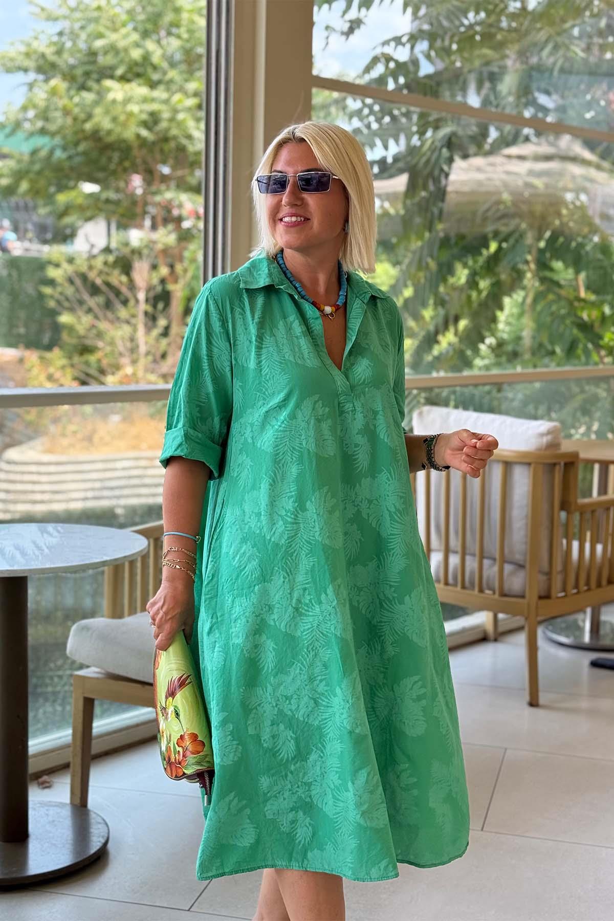 Nora – Robe à motif de feuilles et style décontracté
